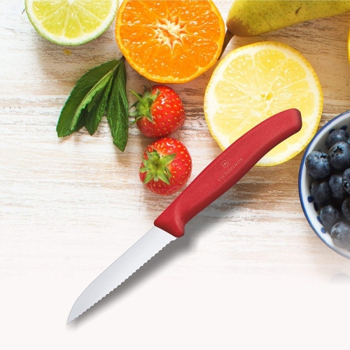 Нож Victorinox для овощей, лезвие 8 см волнистое, красный