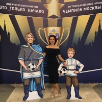 Прекрасная Кристина Колесникова с ростовыми фигурами