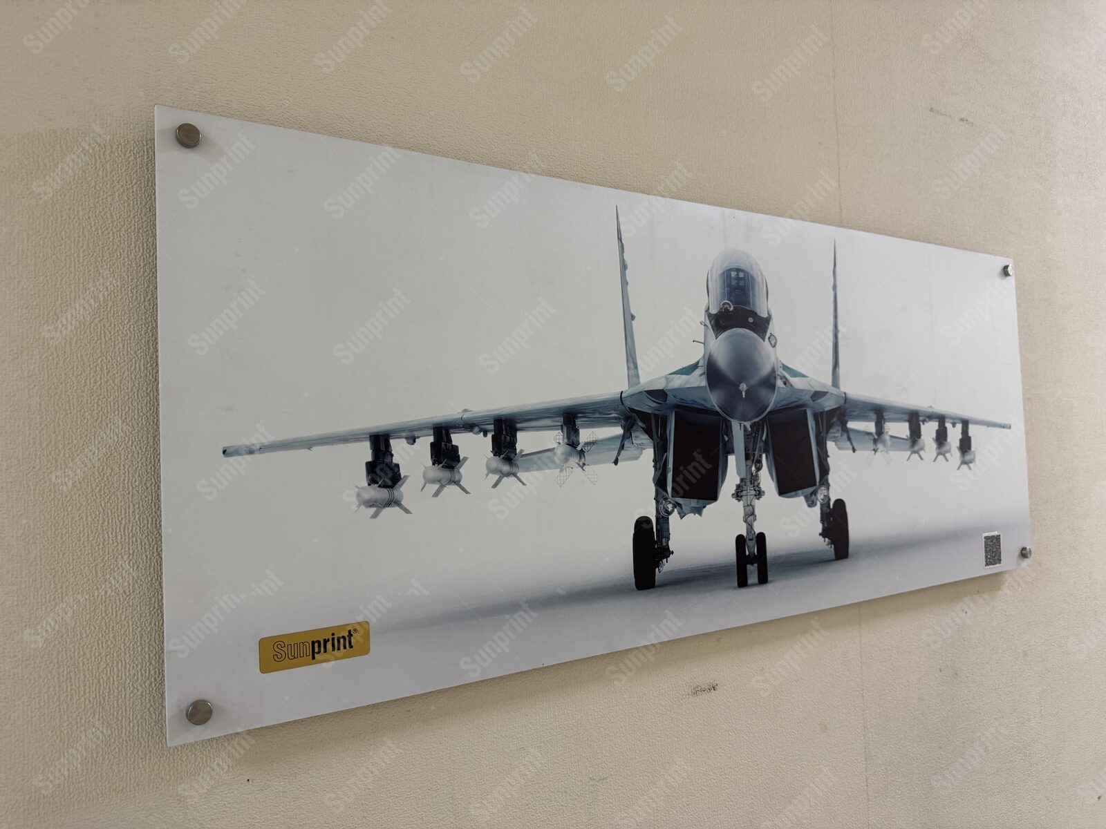 Длинная фотопанель с самолётом на дистанционных держателях — интерьерное оформление