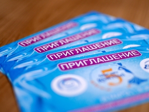 Приглашения: бумага, тиснение, лазерная резка края