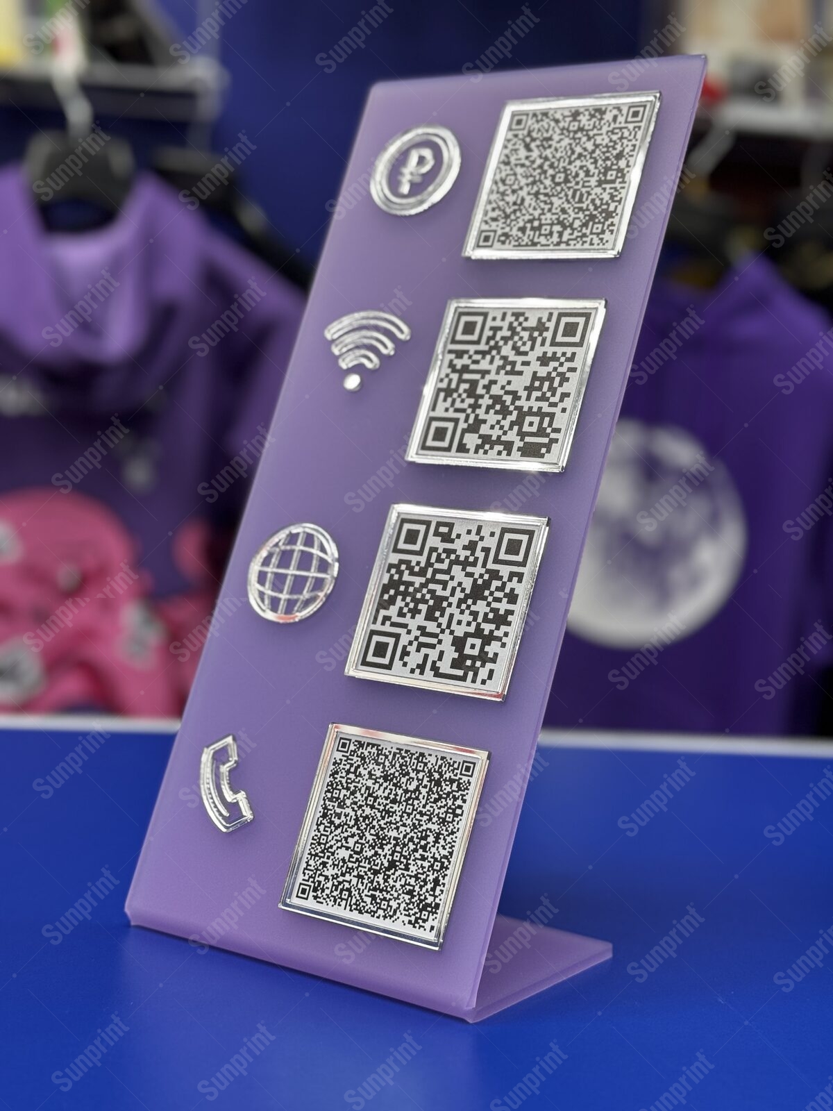 QR-стойка из цветного акрила со сгибкой — зеркальные пиктограммы и коды на ресепшен