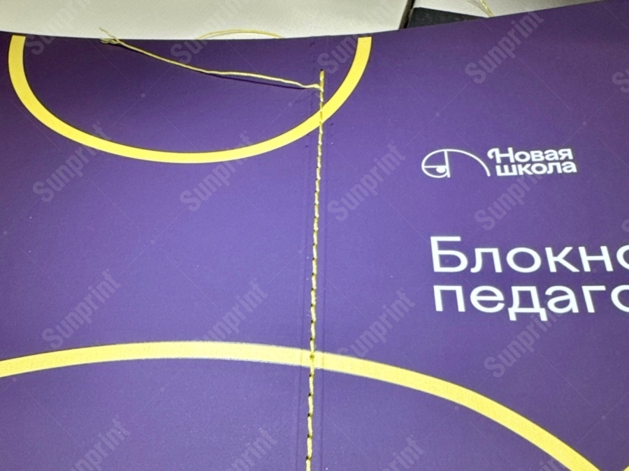 Блокнот: УФ-печать на дизайнерской бумаге обложки, шитьё цветной нитью