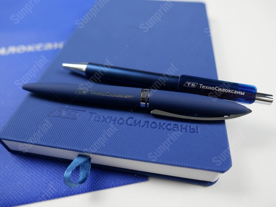 Блинтовое тиснение названия компании на обложке ежедневника из фактурного кожзама