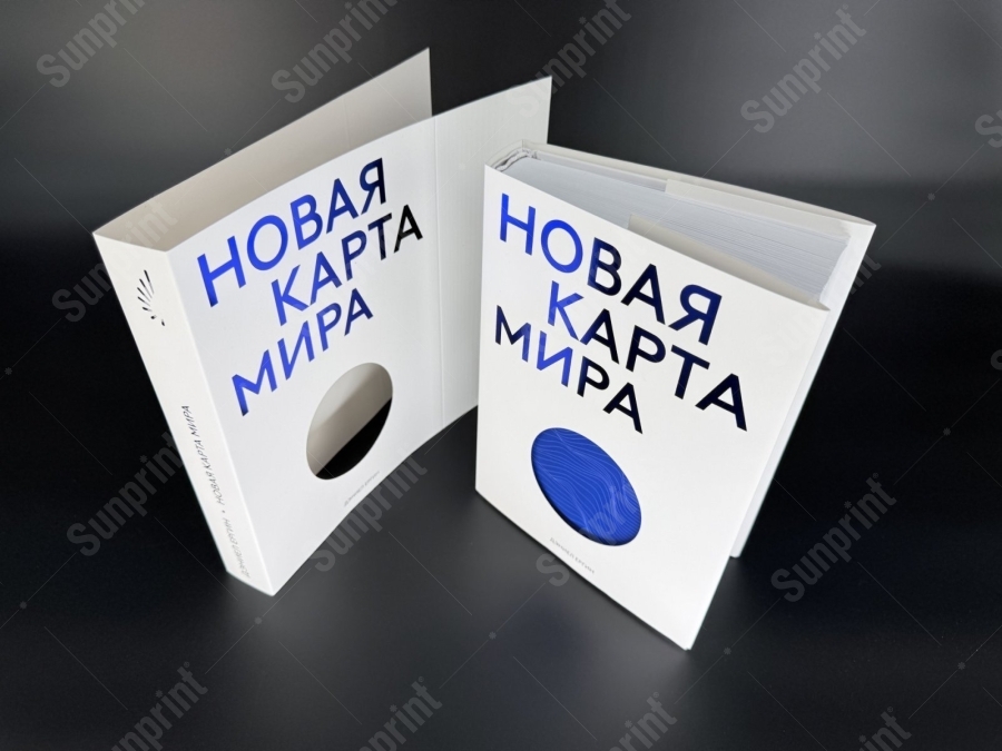 Суперобложка из картона: резка окна и биговка на каттере, тиснение синей фольгой на лице, торце и обороте