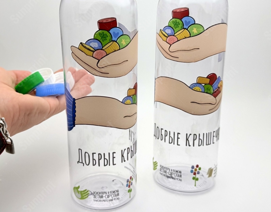 Мелкие элементы круговой УФ-печати на прозрачном пластике: белая подложка с треппингом, без светлой обводки