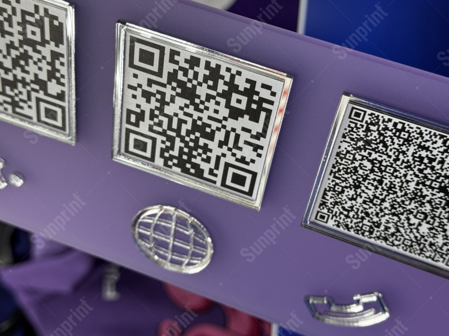 QR-коды и зеркальные пиктограммы на гнутой акриловой стойке