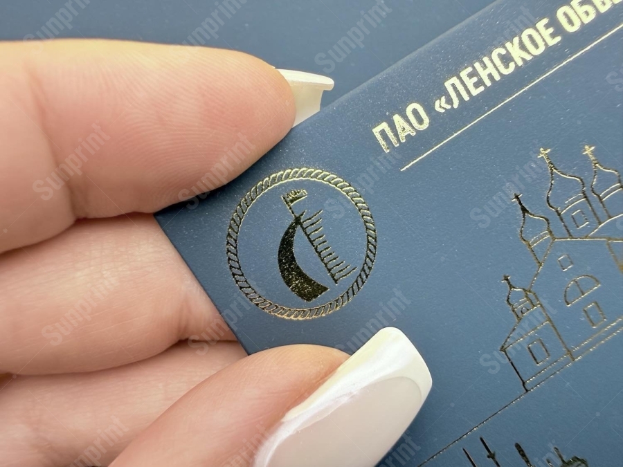 Детализация тиснения магниевым клише: канатный контур логотипа пароходства и купола – мелкие элементы читаются чётко