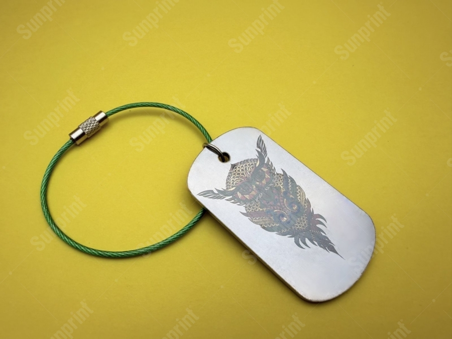 Металлический брелок с цветными оттенками лазерной маркировки
