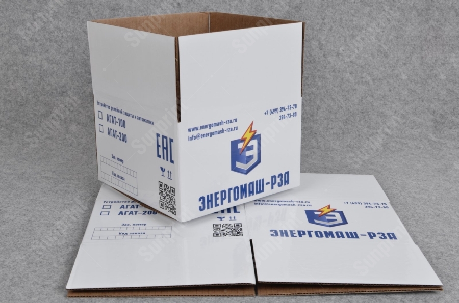 Собранная коробка из гофрокартона с печатью и рядом – плоские развёртки до сборки