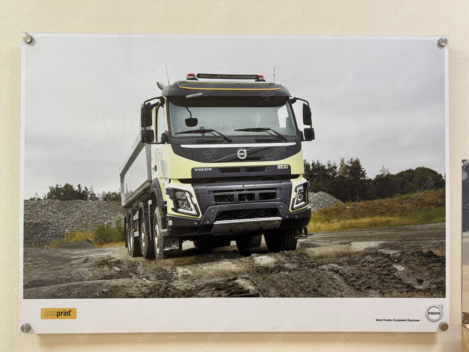 Фотопанель Volvo Trucks на дистанционных держателях — прямая печать на пластике, монтаж на стену